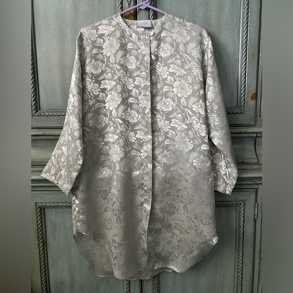 Silver polyester night shirt with floral pattern and long sleeves